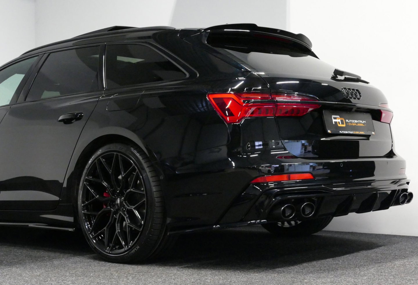 Audi A6 Avant 55 TFSI e quattro S Competition / RS6 Look / S Line / Maxton Design Bodykit V.2 / Panoramadak / Matrix LED / Stoelverwarming voor + achter / Apple Carplay - Android Auto / 21'' Vossen Look / Achteruitrijcamera / Dodehoek detectie / Audi Sound System