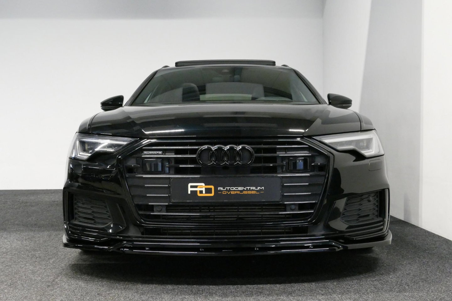 Audi A6 Avant 55 TFSI e quattro S Competition / RS6 Look / S Line / Maxton Design Bodykit V.2 / Panoramadak / Matrix LED / Stoelverwarming voor + achter / Apple Carplay - Android Auto / 21'' Vossen Look / Achteruitrijcamera / Dodehoek detectie / Audi Sound System