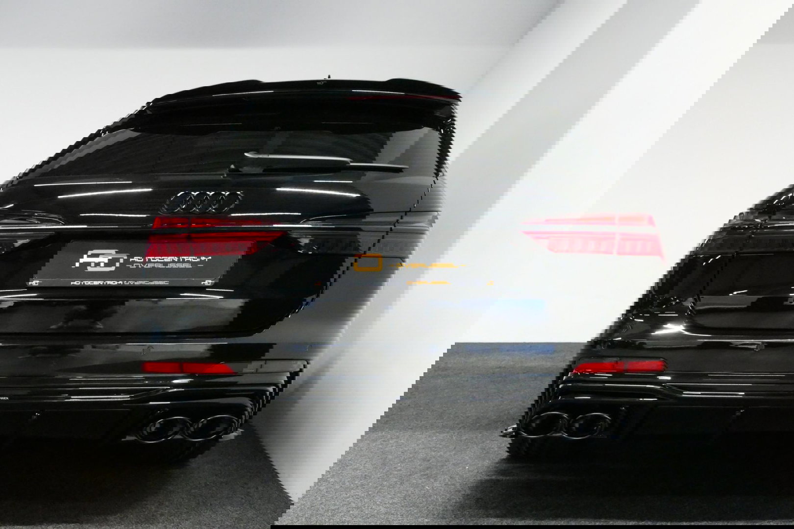 Audi A6 Avant 55 TFSI e quattro S Competition / RS6 Look / S Line / Maxton Design Bodykit V.2 / Panoramadak / Matrix LED / Stoelverwarming voor + achter / Apple Carplay - Android Auto / 21'' Vossen Look / Achteruitrijcamera / Dodehoek detectie / Audi Sound System