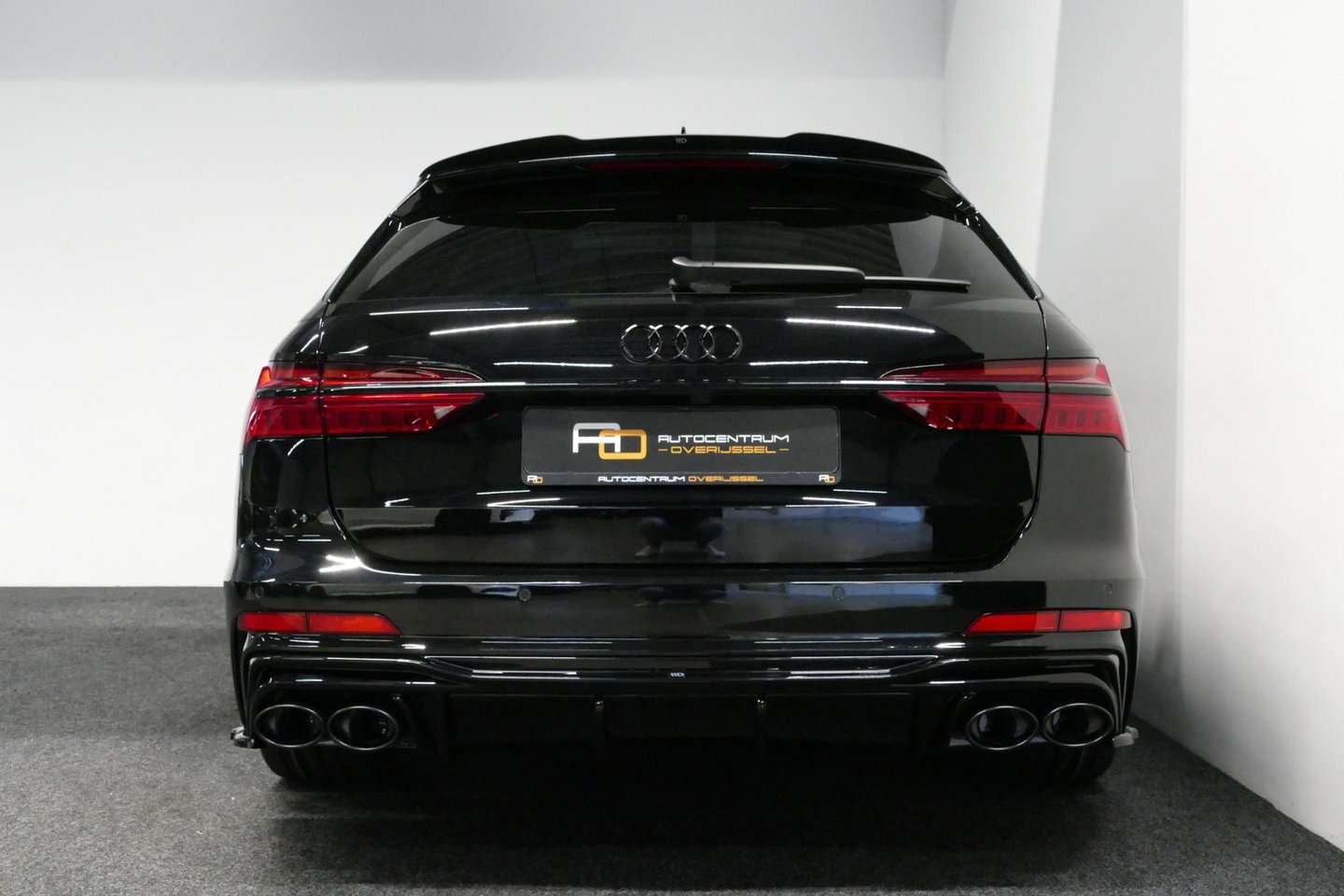 Audi A6 Avant 55 TFSI e quattro S Competition / RS6 Look / S Line / Maxton Design Bodykit V.2 / Panoramadak / Matrix LED / Stoelverwarming voor + achter / Apple Carplay - Android Auto / 21'' Vossen Look / Achteruitrijcamera / Dodehoek detectie / Audi Sound System