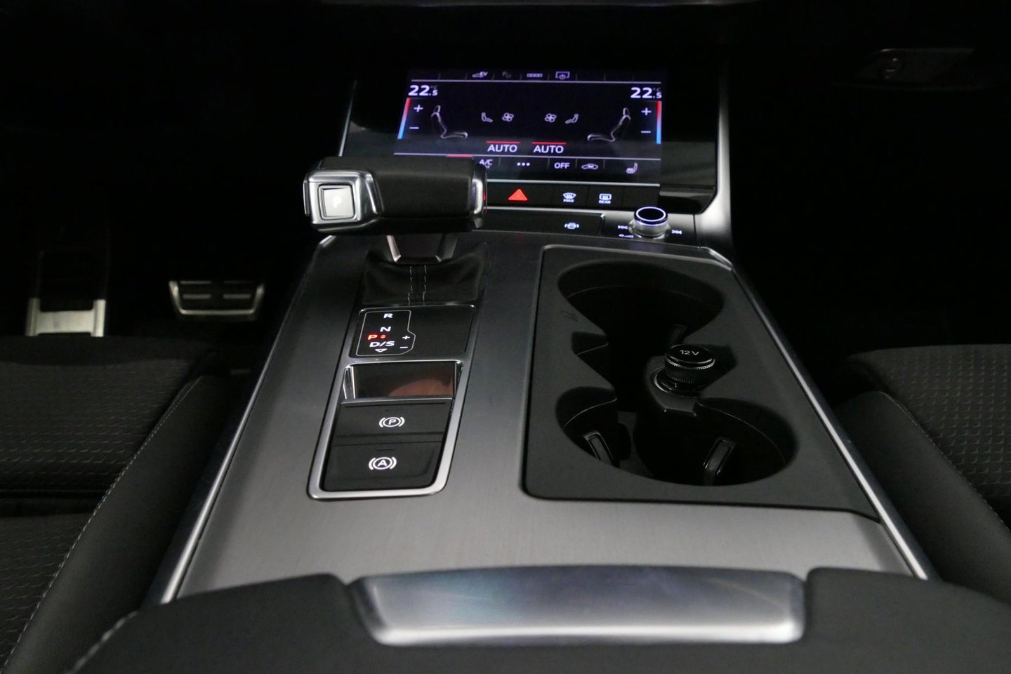 Audi A6 Avant 55 TFSI e quattro S Competition / RS6 Look / S Line / Maxton Design Bodykit V.2 / Panoramadak / Matrix LED / Stoelverwarming voor + achter / Apple Carplay - Android Auto / 21'' Vossen Look / Achteruitrijcamera / Dodehoek detectie / Audi Sound System