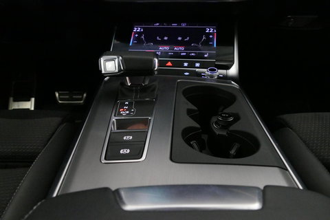 Audi A6 Avant 55 TFSI e quattro S Competition / RS6 Look / S Line / Maxton Design Bodykit V.2 / Panoramadak / Matrix LED / Stoelverwarming voor + achter / Apple Carplay - Android Auto / 21'' Vossen Look / Achteruitrijcamera / Dodehoek detectie / Audi Sound System