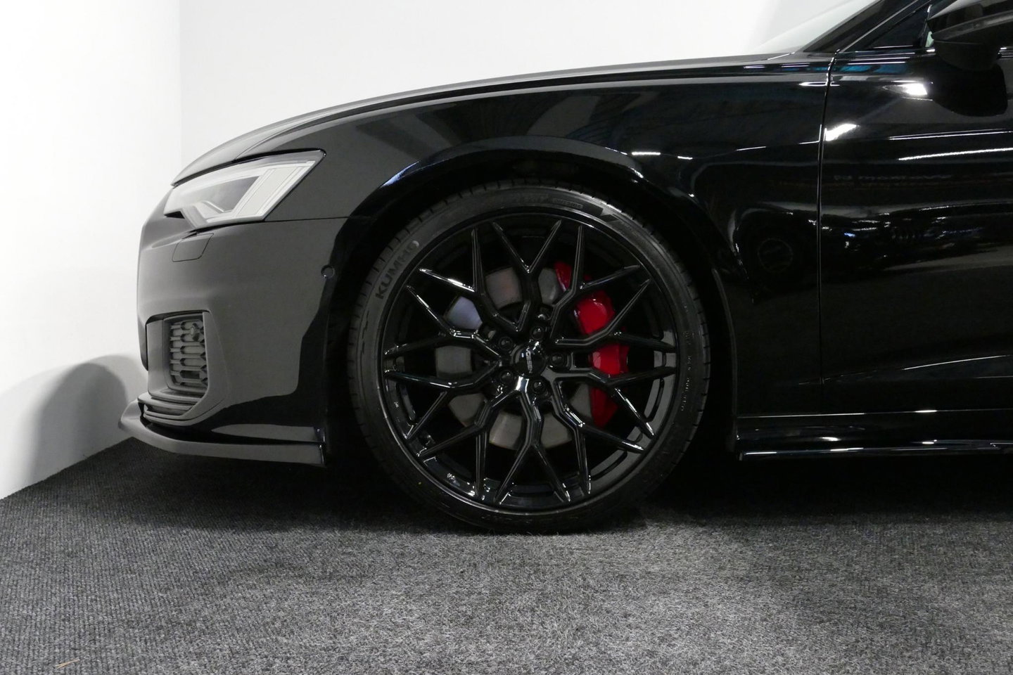 Audi A6 Avant 55 TFSI e quattro S Competition / RS6 Look / S Line / Maxton Design Bodykit V.2 / Panoramadak / Matrix LED / Stoelverwarming voor + achter / Apple Carplay - Android Auto / 21'' Vossen Look / Achteruitrijcamera / Dodehoek detectie / Audi Sound System