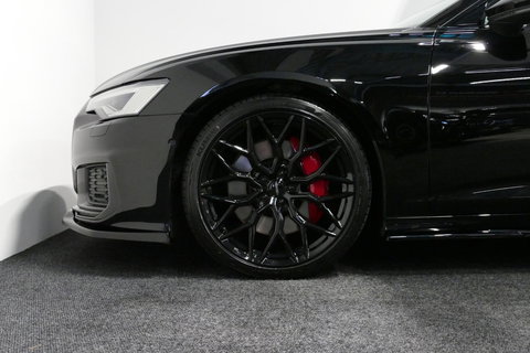 Audi A6 Avant 55 TFSI e quattro S Competition / RS6 Look / S Line / Maxton Design Bodykit V.2 / Panoramadak / Matrix LED / Stoelverwarming voor + achter / Apple Carplay - Android Auto / 21'' Vossen Look / Achteruitrijcamera / Dodehoek detectie / Audi Sound System