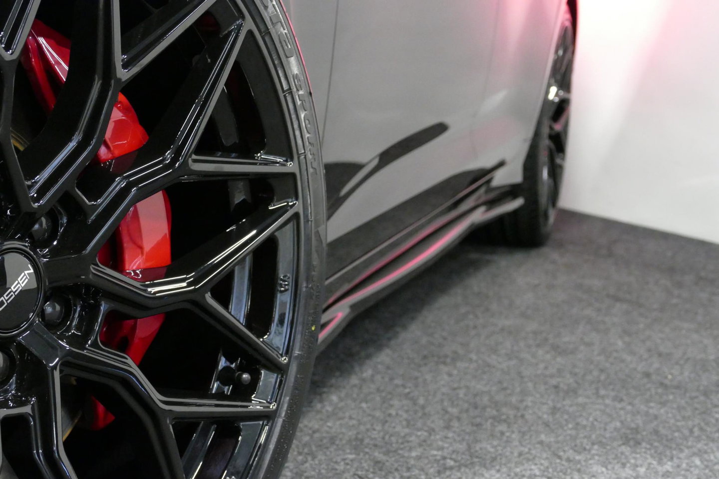 Audi A6 Avant 55 TFSI e quattro S Competition / RS6 Look / S Line / Maxton Design Bodykit V.2 / Panoramadak / Matrix LED / Stoelverwarming voor + achter / Apple Carplay - Android Auto / 21'' Vossen Look / Achteruitrijcamera / Dodehoek detectie / Audi Sound System