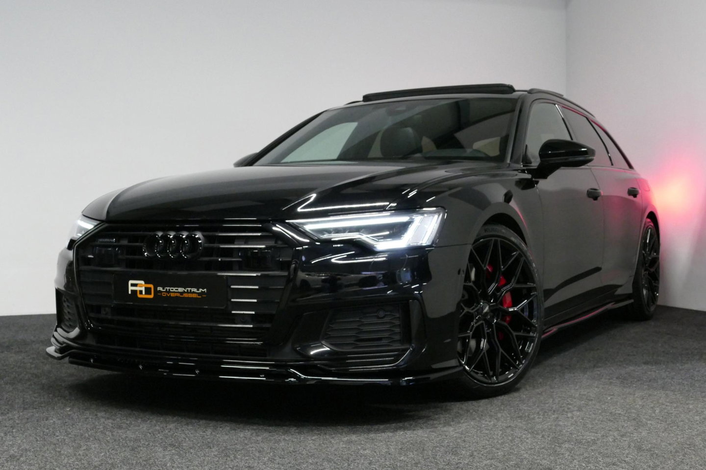 Audi A6 Avant 55 TFSI e quattro S Competition / RS6 Look / S Line / Maxton Design Bodykit V.2 / Panoramadak / Matrix LED / Stoelverwarming voor + achter / Apple Carplay - Android Auto / 21'' Vossen Look / Achteruitrijcamera / Dodehoek detectie / Audi Sound System