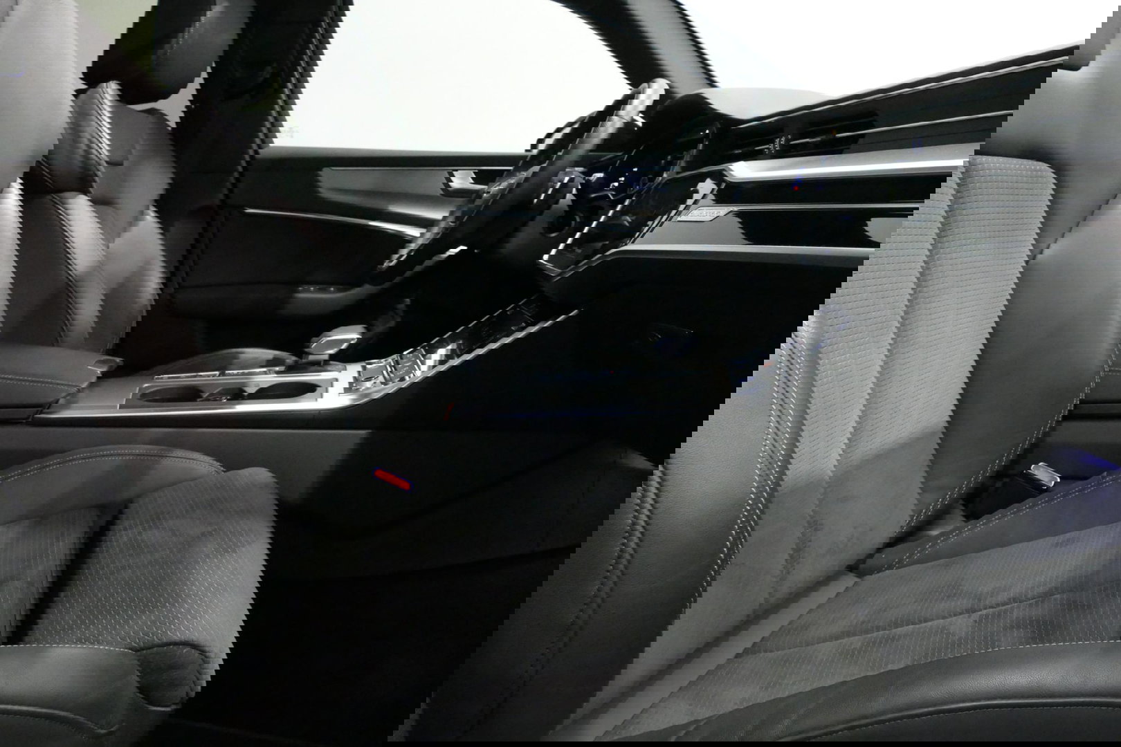 Audi A6 Avant 55 TFSI e quattro S Competition / RS6 Look / S Line / Maxton Design Bodykit V.2 / Panoramadak / Matrix LED / Stoelverwarming voor + achter / Apple Carplay - Android Auto / 21'' Vossen Look / Achteruitrijcamera / Dodehoek detectie / Audi Sound System