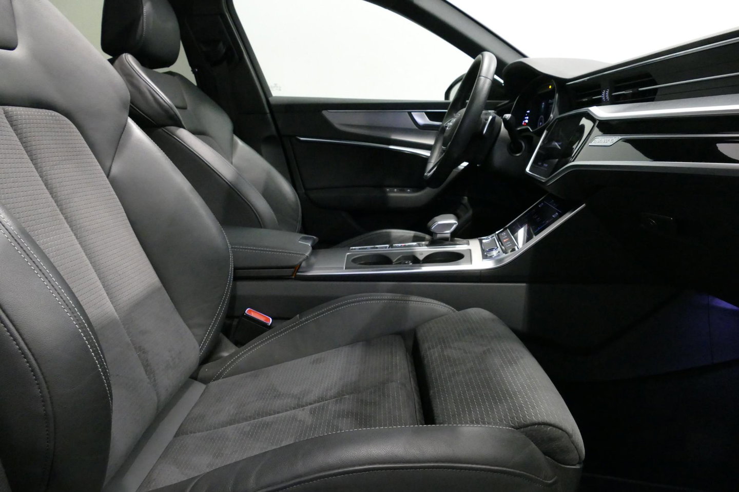 Audi A6 Avant 55 TFSI e quattro S Competition / RS6 Look / S Line / Maxton Design Bodykit V.2 / Panoramadak / Matrix LED / Stoelverwarming voor + achter / Apple Carplay - Android Auto / 21'' Vossen Look / Achteruitrijcamera / Dodehoek detectie / Audi Sound System