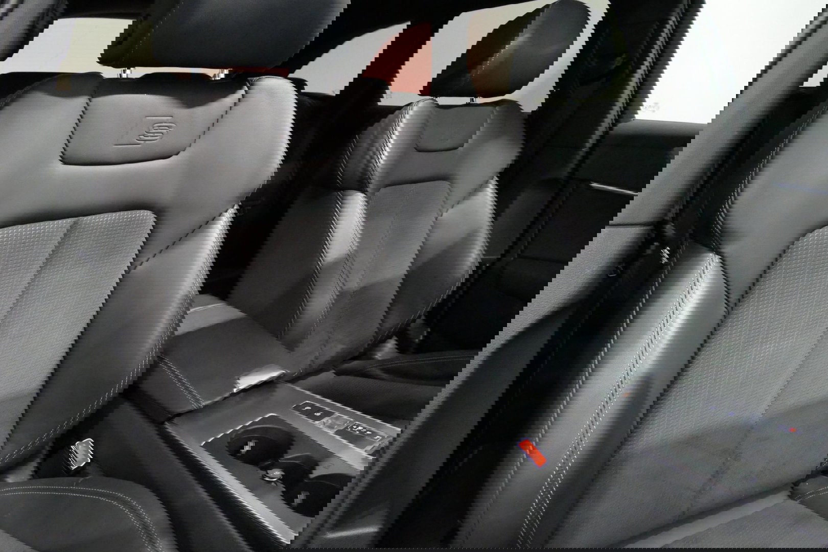 Audi A6 Avant 55 TFSI e quattro S Competition / RS6 Look / S Line / Maxton Design Bodykit V.2 / Panoramadak / Matrix LED / Stoelverwarming voor + achter / Apple Carplay - Android Auto / 21'' Vossen Look / Achteruitrijcamera / Dodehoek detectie / Audi Sound System