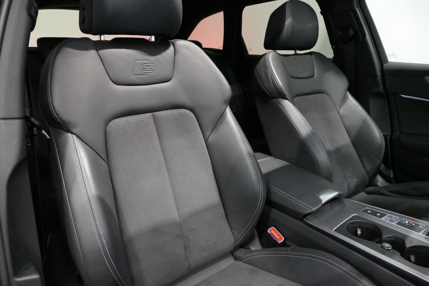 Audi A6 Avant 55 TFSI e quattro S Competition / RS6 Look / S Line / Maxton Design Bodykit V.2 / Panoramadak / Matrix LED / Stoelverwarming voor + achter / Apple Carplay - Android Auto / 21'' Vossen Look / Achteruitrijcamera / Dodehoek detectie / Audi Sound System