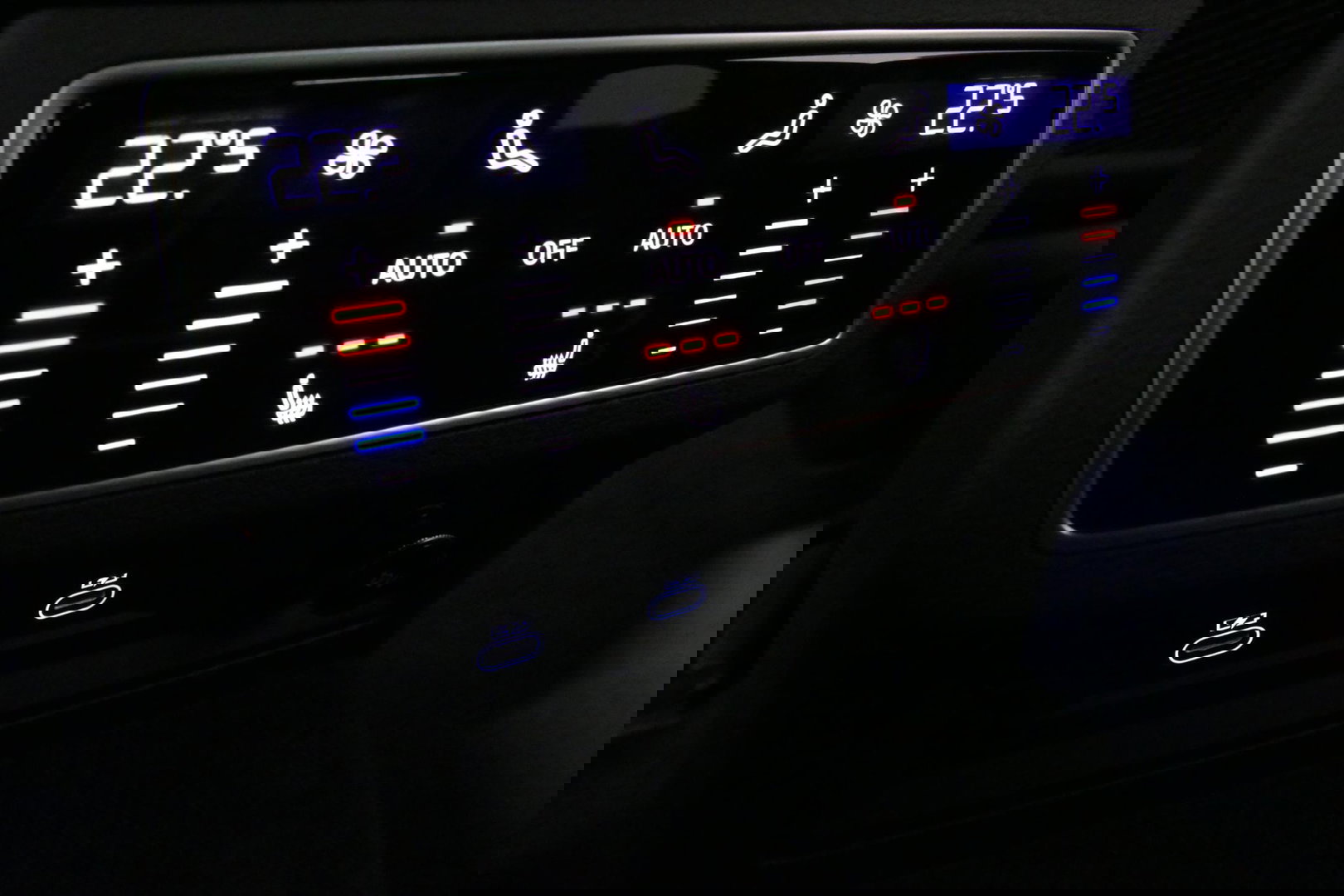 Audi A6 Avant 55 TFSI e quattro S Competition / RS6 Look / S Line / Maxton Design Bodykit V.2 / Panoramadak / Matrix LED / Stoelverwarming voor + achter / Apple Carplay - Android Auto / 21'' Vossen Look / Achteruitrijcamera / Dodehoek detectie / Audi Sound System