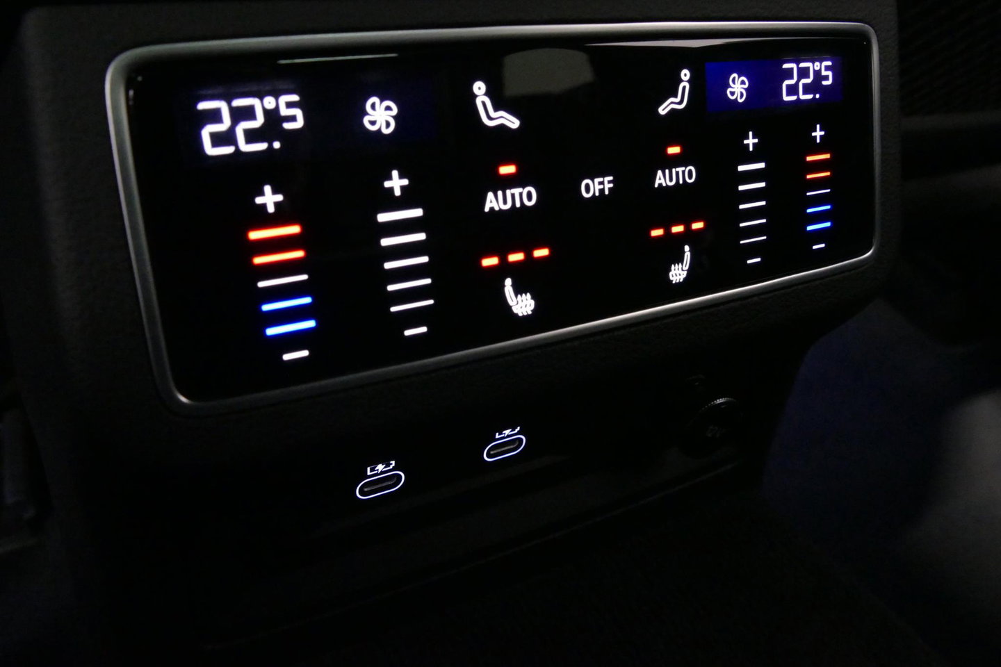 Audi A6 Avant 55 TFSI e quattro S Competition / RS6 Look / S Line / Maxton Design Bodykit V.2 / Panoramadak / Matrix LED / Stoelverwarming voor + achter / Apple Carplay - Android Auto / 21'' Vossen Look / Achteruitrijcamera / Dodehoek detectie / Audi Sound System