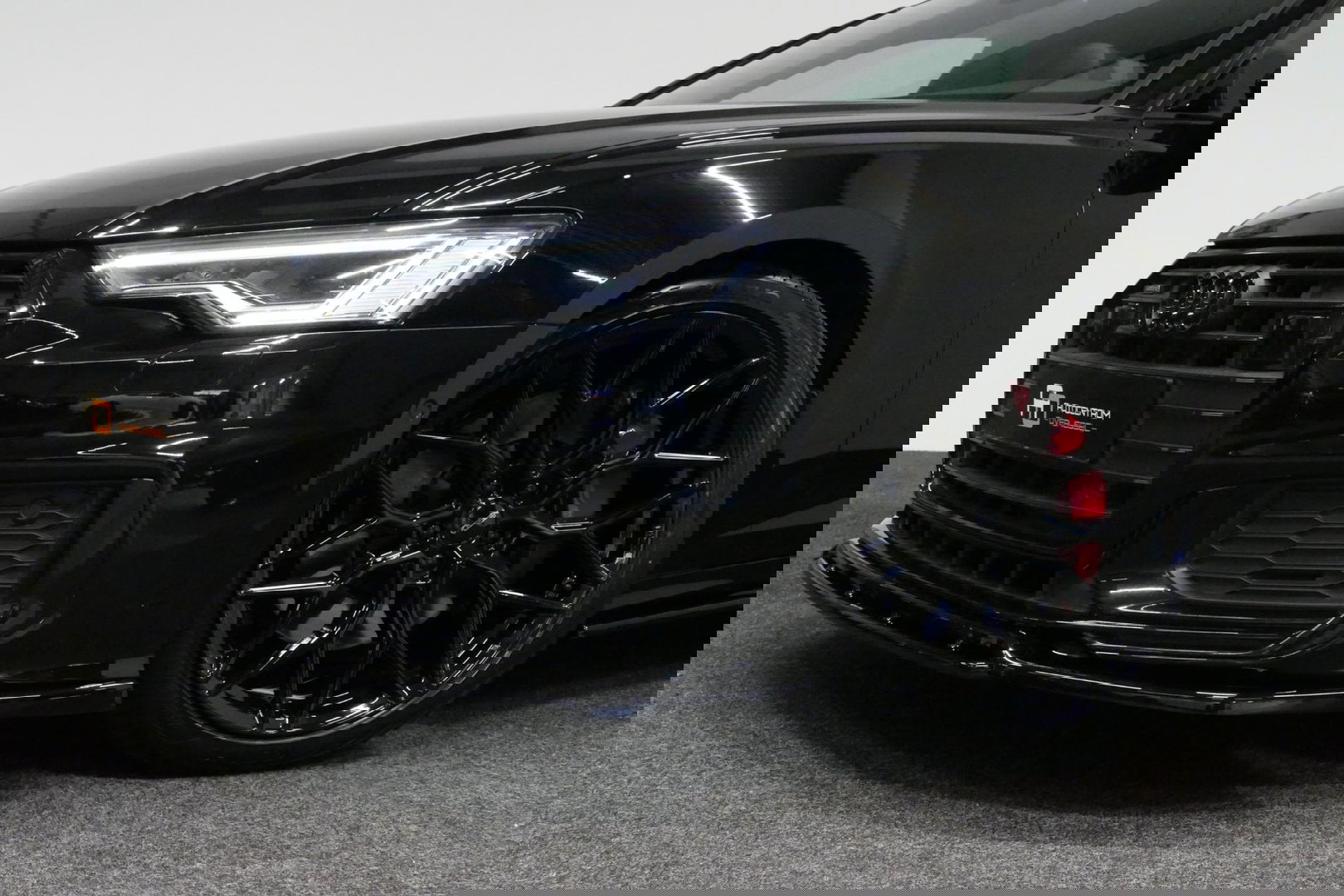 Audi A6 Avant 55 TFSI e quattro S Competition / RS6 Look / S Line / Maxton Design Bodykit V.2 / Panoramadak / Matrix LED / Stoelverwarming voor + achter / Apple Carplay - Android Auto / 21'' Vossen Look / Achteruitrijcamera / Dodehoek detectie / Audi Sound System