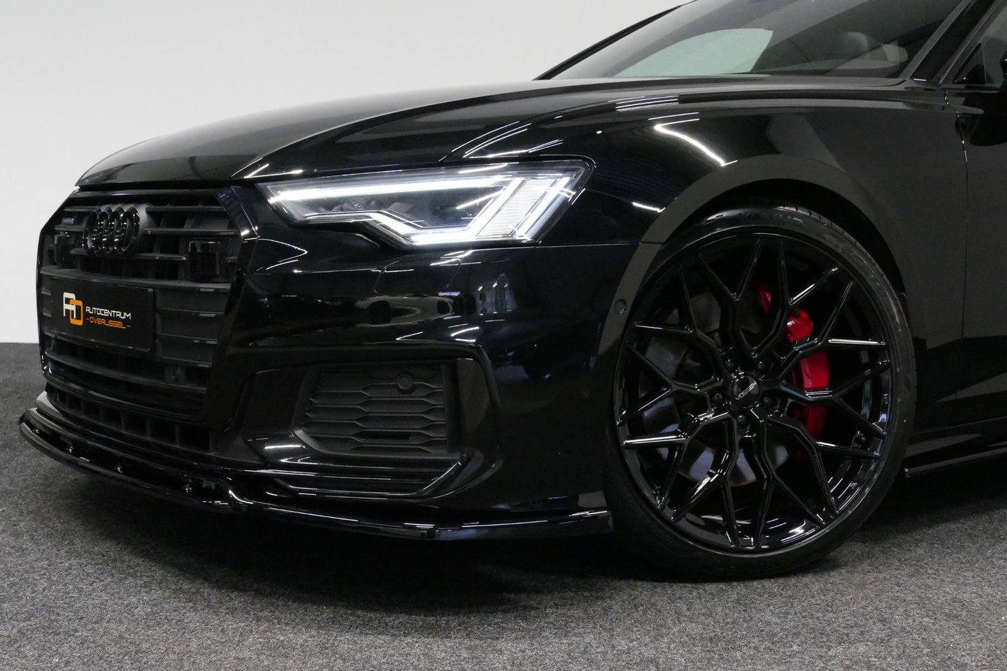 Audi A6 Avant 55 TFSI e quattro S Competition / RS6 Look / S Line / Maxton Design Bodykit V.2 / Panoramadak / Matrix LED / Stoelverwarming voor + achter / Apple Carplay - Android Auto / 21'' Vossen Look / Achteruitrijcamera / Dodehoek detectie / Audi Sound System