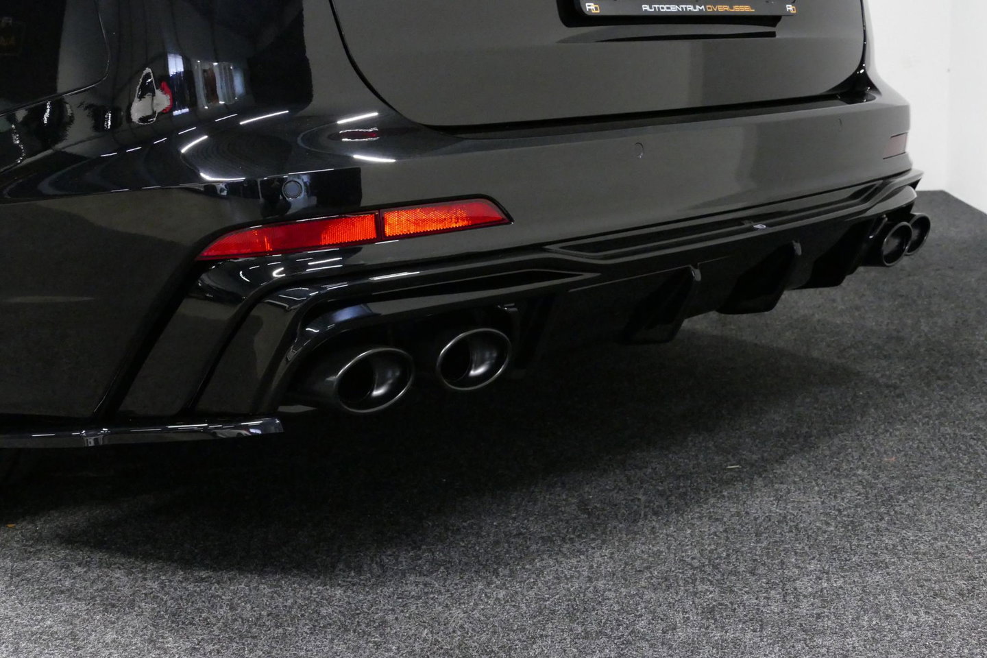 Audi A6 Avant 55 TFSI e quattro S Competition / RS6 Look / S Line / Maxton Design Bodykit V.2 / Panoramadak / Matrix LED / Stoelverwarming voor + achter / Apple Carplay - Android Auto / 21'' Vossen Look / Achteruitrijcamera / Dodehoek detectie / Audi Sound System