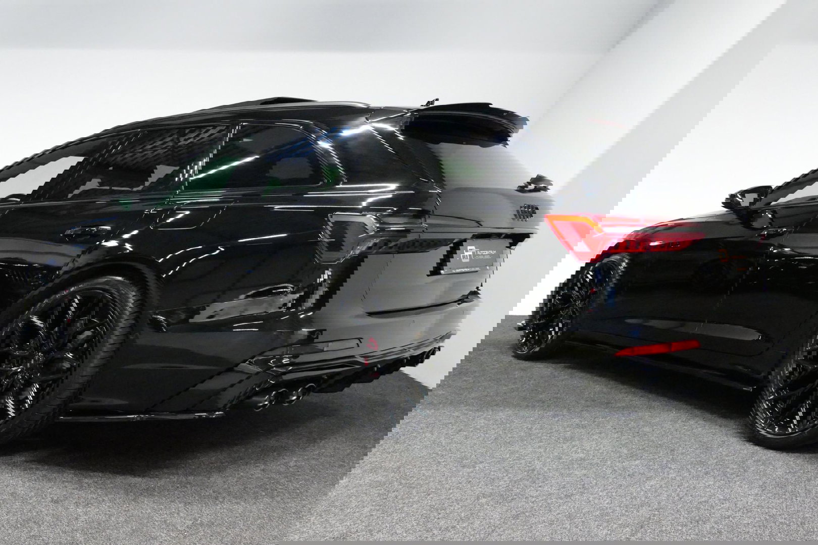 Audi A6 Avant 55 TFSI e quattro S Competition / RS6 Look / S Line / Maxton Design Bodykit V.2 / Panoramadak / Matrix LED / Stoelverwarming voor + achter / Apple Carplay - Android Auto / 21'' Vossen Look / Achteruitrijcamera / Dodehoek detectie / Audi Sound System