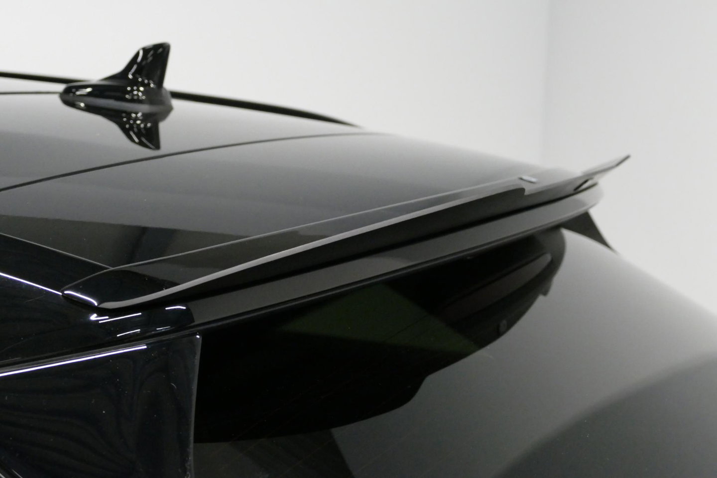 Audi A6 Avant 55 TFSI e quattro S Competition / RS6 Look / S Line / Maxton Design Bodykit V.2 / Panoramadak / Matrix LED / Stoelverwarming voor + achter / Apple Carplay - Android Auto / 21'' Vossen Look / Achteruitrijcamera / Dodehoek detectie / Audi Sound System