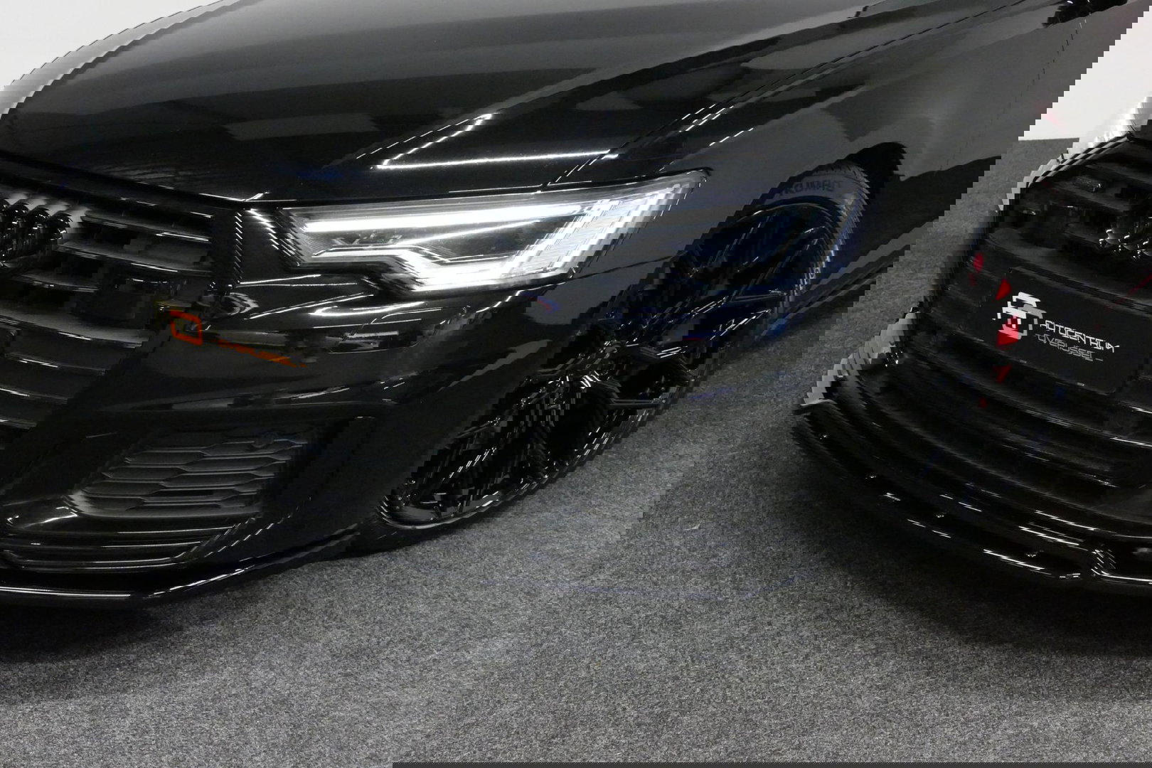 Audi A6 Avant 55 TFSI e quattro S Competition / RS6 Look / S Line / Maxton Design Bodykit V.2 / Panoramadak / Matrix LED / Stoelverwarming voor + achter / Apple Carplay - Android Auto / 21'' Vossen Look / Achteruitrijcamera / Dodehoek detectie / Audi Sound System