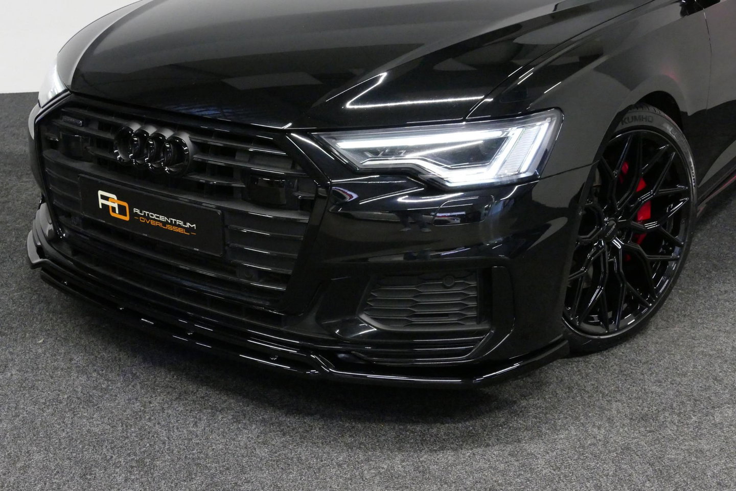 Audi A6 Avant 55 TFSI e quattro S Competition / RS6 Look / S Line / Maxton Design Bodykit V.2 / Panoramadak / Matrix LED / Stoelverwarming voor + achter / Apple Carplay - Android Auto / 21'' Vossen Look / Achteruitrijcamera / Dodehoek detectie / Audi Sound System