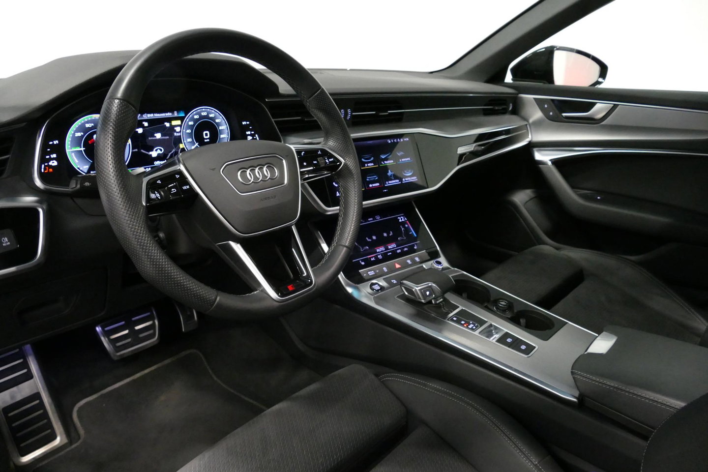 Audi A6 Avant 55 TFSI e quattro S Competition / RS6 Look / S Line / Maxton Design Bodykit V.2 / Panoramadak / Matrix LED / Stoelverwarming voor + achter / Apple Carplay - Android Auto / 21'' Vossen Look / Achteruitrijcamera / Dodehoek detectie / Audi Sound System