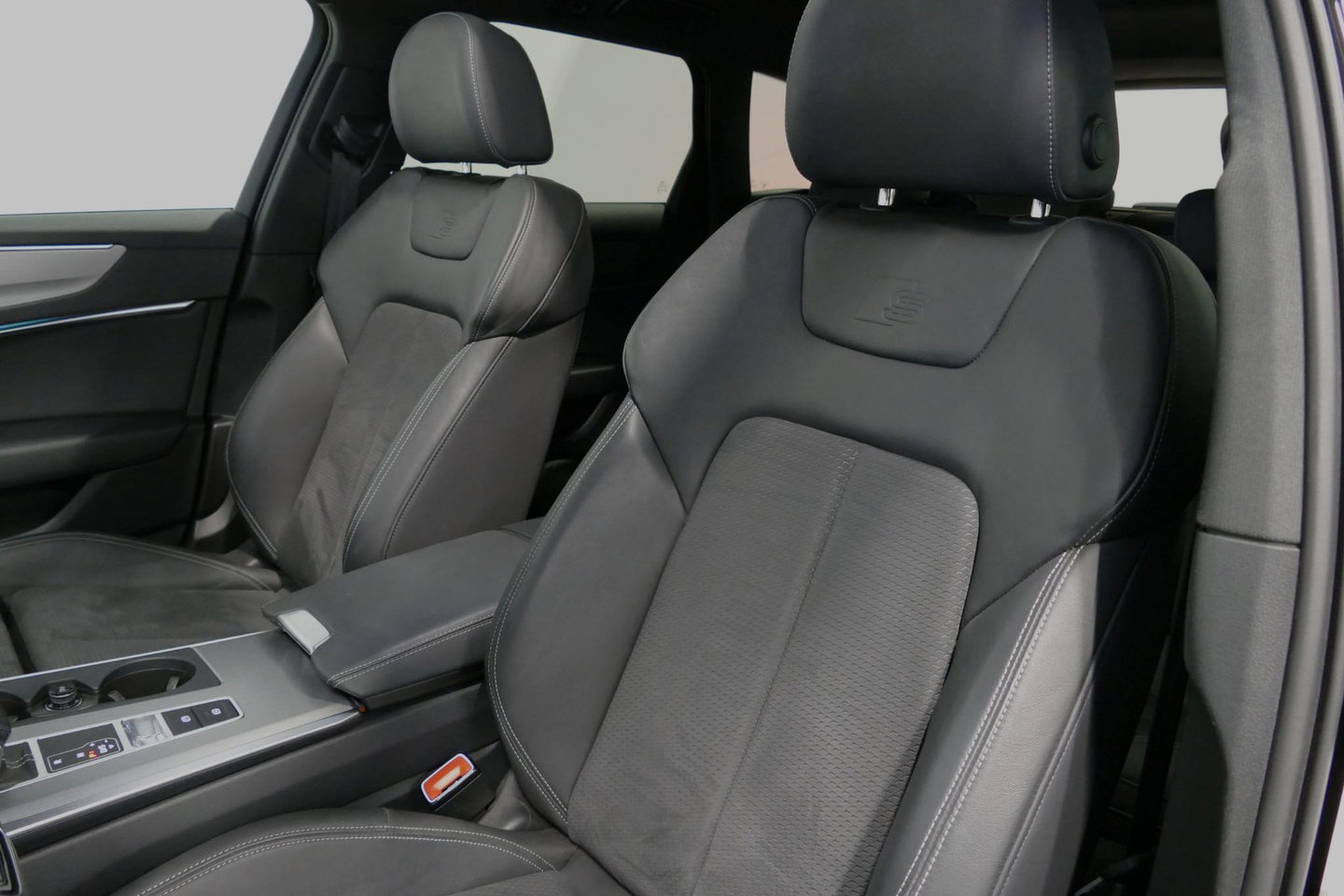 Audi A6 Avant 55 TFSI e quattro S Competition / RS6 Look / S Line / Maxton Design Bodykit V.2 / Panoramadak / Matrix LED / Stoelverwarming voor + achter / Apple Carplay - Android Auto / 21'' Vossen Look / Achteruitrijcamera / Dodehoek detectie / Audi Sound System