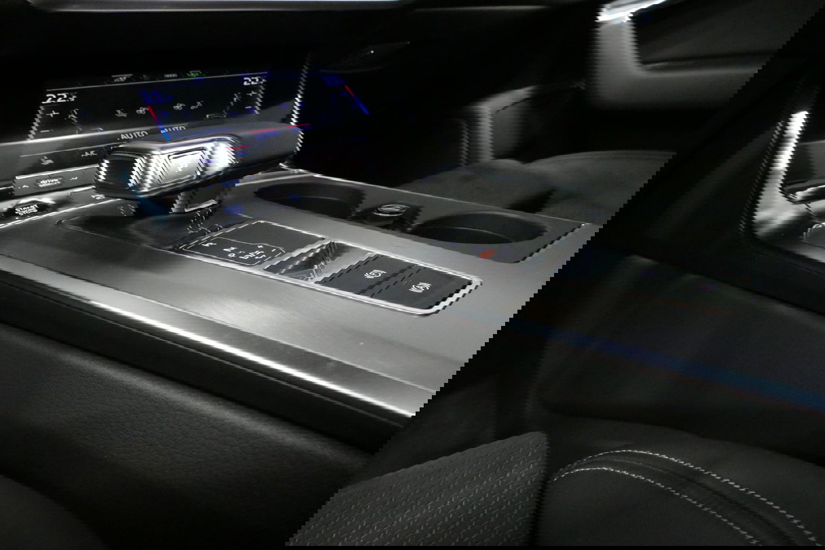 Audi A6 Avant 55 TFSI e quattro S Competition / RS6 Look / S Line / Maxton Design Bodykit V.2 / Panoramadak / Matrix LED / Stoelverwarming voor + achter / Apple Carplay - Android Auto / 21'' Vossen Look / Achteruitrijcamera / Dodehoek detectie / Audi Sound System