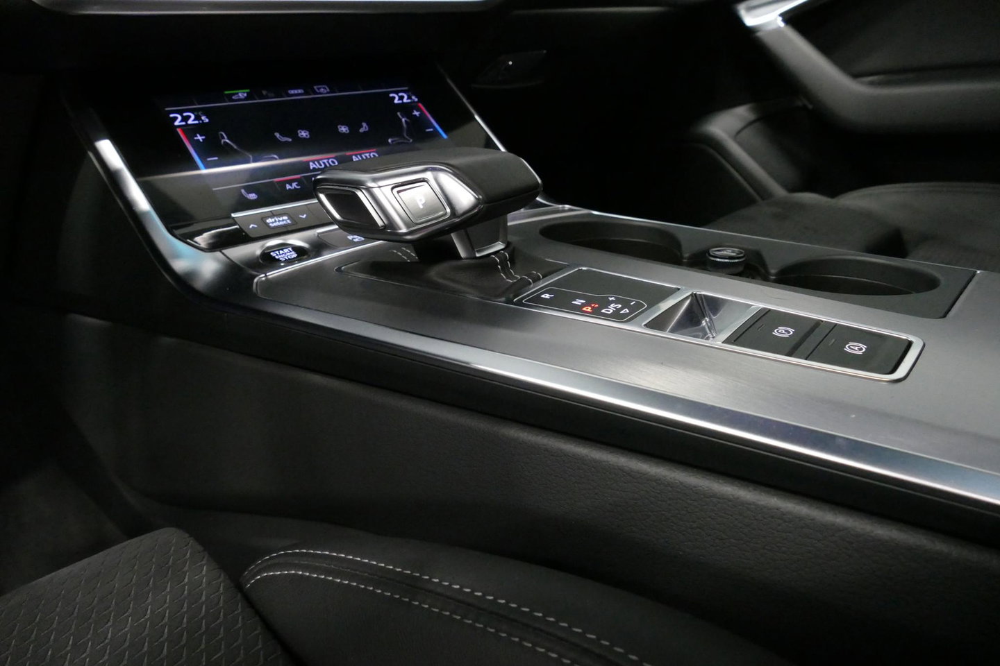 Audi A6 Avant 55 TFSI e quattro S Competition / RS6 Look / S Line / Maxton Design Bodykit V.2 / Panoramadak / Matrix LED / Stoelverwarming voor + achter / Apple Carplay - Android Auto / 21'' Vossen Look / Achteruitrijcamera / Dodehoek detectie / Audi Sound System