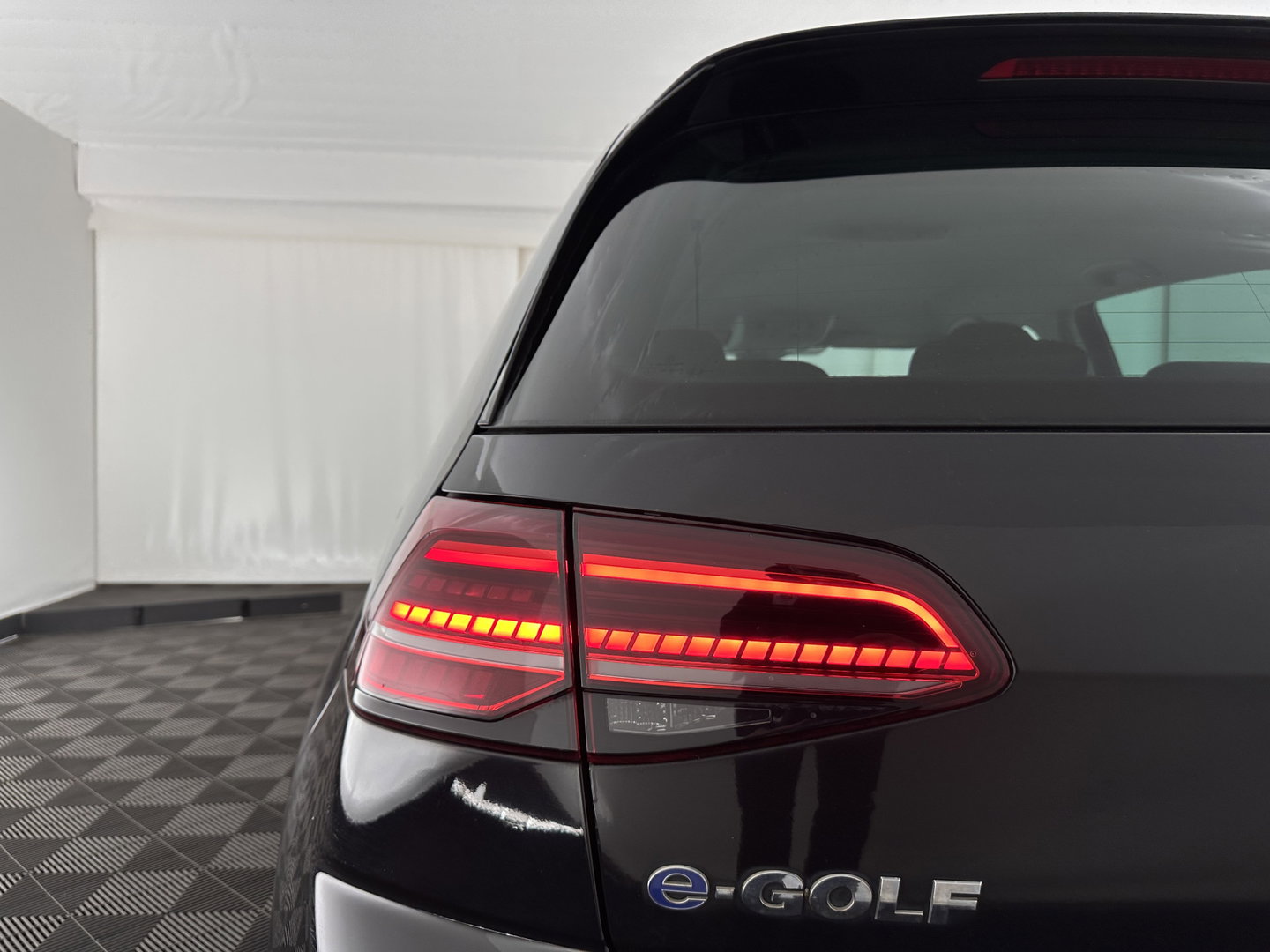 Volkswagen e-Golf (INCL-BTW) *HEATPUMP | LEATHER | ADAPTIVE-CRUISE | FULL-LED | DYNAUDIO | BLINDSPOT | DIGI-COCKPIT | NAVI-FULLMAP | CAMERA | KEYLESS | ECC | CCS-FASTLOADER | PDC | 17''ALU*