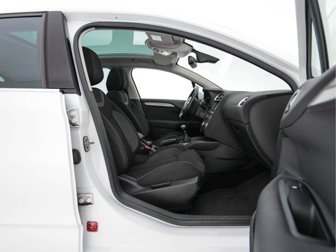 Citroën C4 1.6 BlueHDi Feel *PANO | SPORT-SEATS | PDC | PRIVACY-GLASS | ECC | CRUISE | TOWBAR*