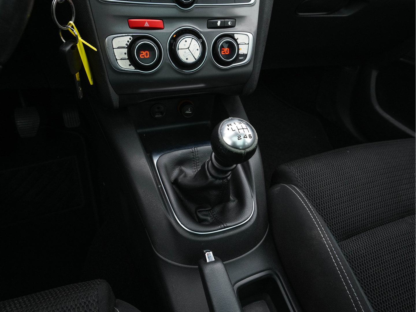 Citroën C4 1.6 BlueHDi Feel *PANO | SPORT-SEATS | PDC | PRIVACY-GLASS | ECC | CRUISE | TOWBAR*