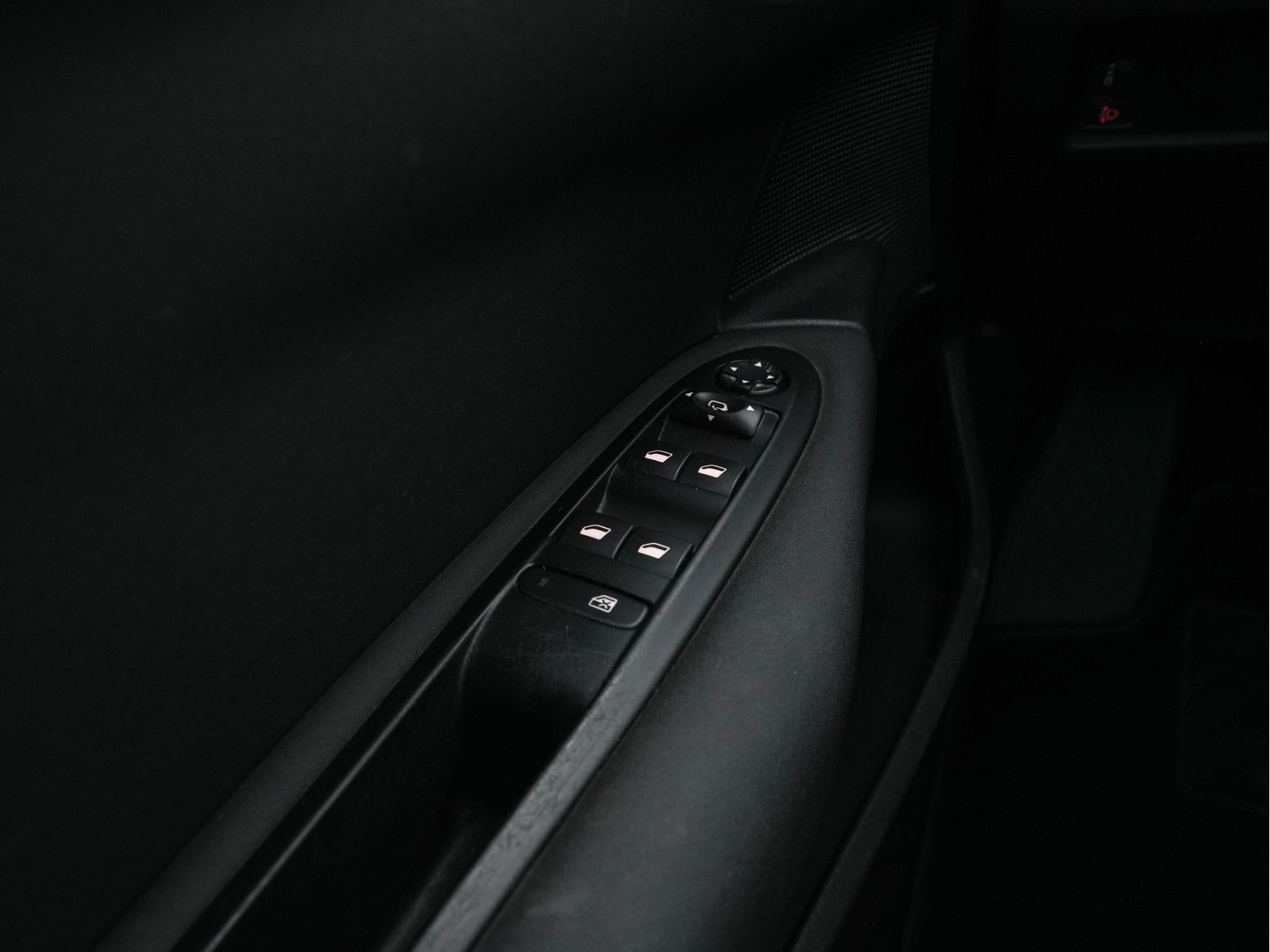 Citroën C4 1.6 BlueHDi Feel *PANO | SPORT-SEATS | PDC | PRIVACY-GLASS | ECC | CRUISE | TOWBAR*