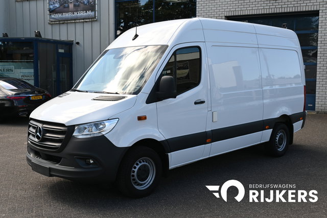 Mercedes-Benz Sprinter - 319 CDI 3.0 V6 L2H2 3500 kg Trekhaak, Geveerde stoelen, MBUX navigatie en camera