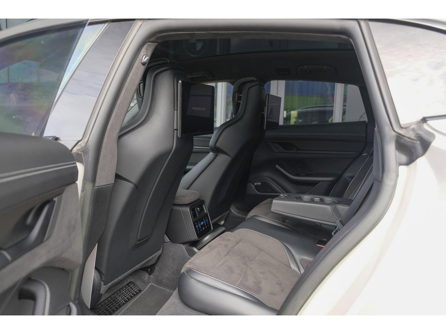 Porsche Taycan Sport Turismo GTS 598pk 93 kWh Panoramadak *SOH 93%* *incl BTW* Bijrijdersdisplay Rear seat entertainment Head-up Bose NLauto 1e Eigenaar