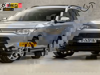 Mitsubishi Outlander - 2.0 PHEV Deluxe 203Pk Automaat (SCHUIFDAK, NAVIGATIE, LEDER, CAMERA, STOELVERWARMING, SPORTSTOELEN, GETINT GLAS, ELEK ACHTERKLEP, NIEUWSTAAT)
