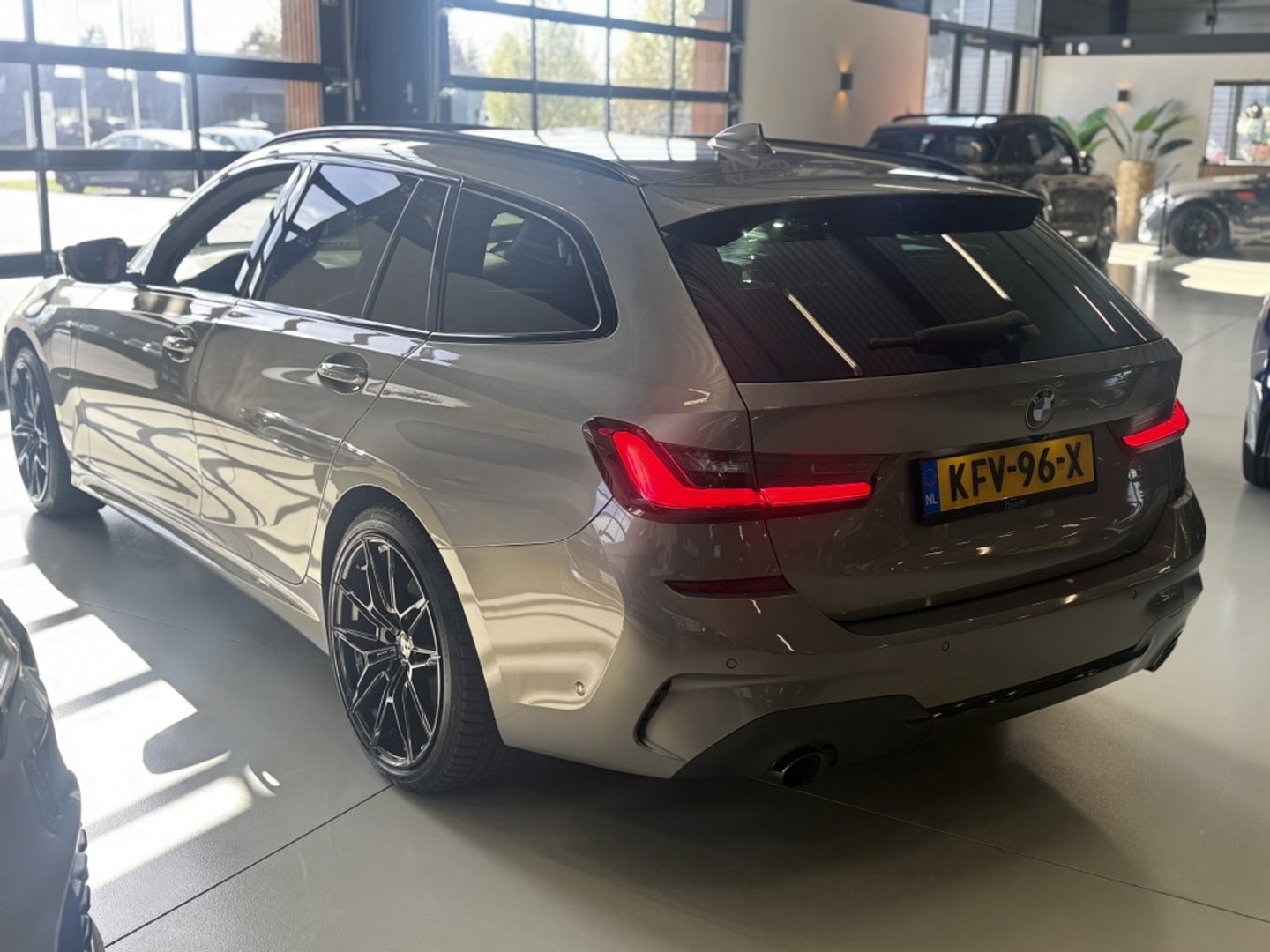 BMW 3 Serie touring 330e 292PK X-Drive M-Sport / Individual / Harman Kardon / 360°