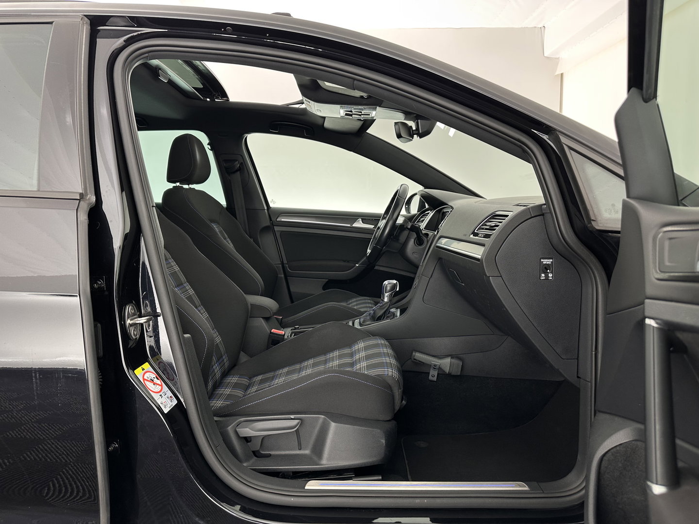 Volkswagen Golf 1.4 TSI PHEV GTE (Plug-in) (INCL-BTW) Aut. *PANO | ADAPTIVE-CRUISE | FULL-LED | DIGI-COCKPIT | BLINDSPOT | HEATED-SPORTSEATS | KEYLESS | NAVI-FULLMAP | AMBIENTLIGHT | SHIFTPADDLES | PRIVACY-GLASS | ECC | PDC | 18''ALU*