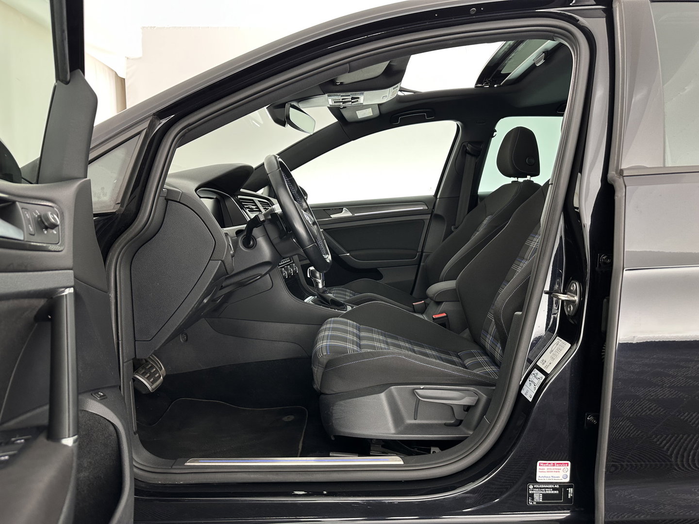 Volkswagen Golf 1.4 TSI PHEV GTE (Plug-in) (INCL-BTW) Aut. *PANO | ADAPTIVE-CRUISE | FULL-LED | DIGI-COCKPIT | BLINDSPOT | HEATED-SPORTSEATS | KEYLESS | NAVI-FULLMAP | AMBIENTLIGHT | SHIFTPADDLES | PRIVACY-GLASS | ECC | PDC | 18''ALU*