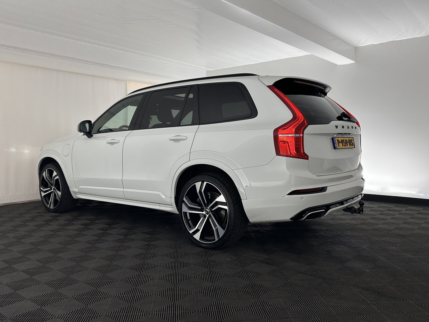 Volvo XC90 2.0 T8 Recharge AWD R-Design Black Pack [ 7-Pers. ] Aut. *PANO | LEATHER-ALCANTARA | FULL-LED | MEMORY-PACK | BOWERS&WILKINS | BLINDSPOT | KEYLESS | DIGI-COCKPIT | NAVI-FULLMAP | PRIVACYGLASS | HEATED-SPORTSEATS | TOWBAR | 22''ALU*