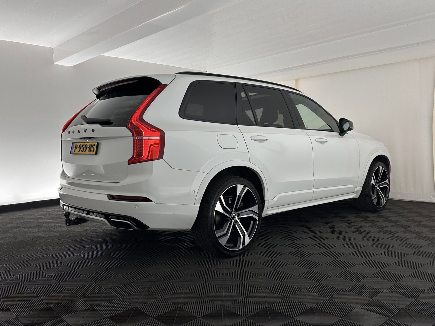 Volvo XC90 2.0 T8 Recharge AWD R-Design Black Pack [ 7-Pers. ] Aut. *PANO | LEATHER-ALCANTARA | FULL-LED | MEMORY-PACK | BOWERS&WILKINS | BLINDSPOT | KEYLESS | DIGI-COCKPIT | NAVI-FULLMAP | PRIVACYGLASS | HEATED-SPORTSEATS | TOWBAR | 22''ALU*