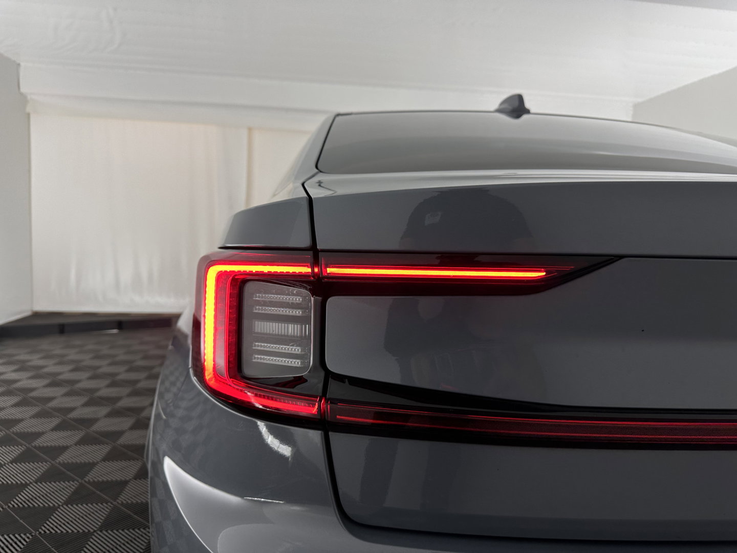 Polestar 2 Long Range Dual Motor Launch Edition 78kWh [ 3-Fase ] {SOH-92%} (INCL-BTW) Aut. *PANO | NAVI-FULLMAP | FULL-LED | ADAPTIVE-CRUISE | BLINDSPOT | TOPVIEW | KEYLESS | LANE-ASSIST | DIGI-COCKPIT | CARPLAY | DAB+ | HEATED-SPORTSEATS | CAMERA | MEMORY-PACK | 20