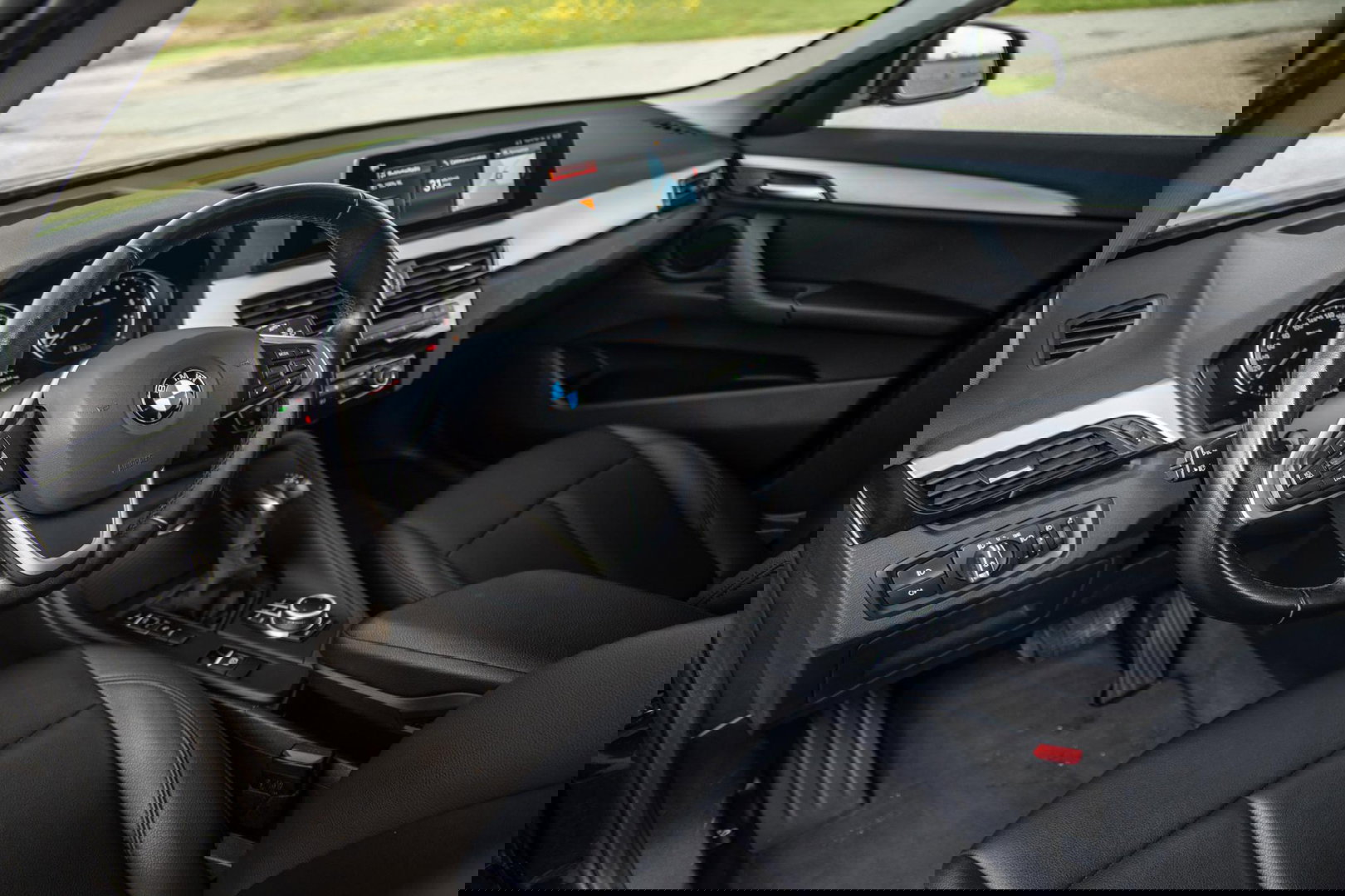 BMW X1 xDrive25e Executive BLACK LINE / CAMERA / CARPLAY / HEAD UP DISPLAY / LEDER / LED / CRUISE CONTROLE / STOELVERWARMING