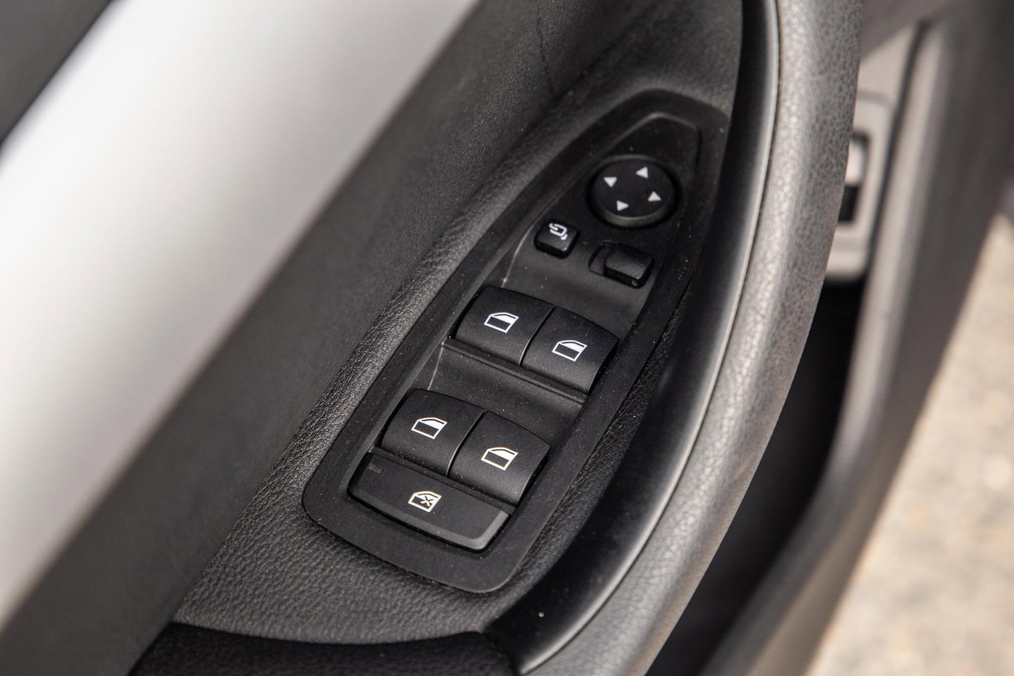 BMW X1 xDrive25e Executive BLACK LINE / CAMERA / CARPLAY / HEAD UP DISPLAY / LEDER / LED / CRUISE CONTROLE / STOELVERWARMING