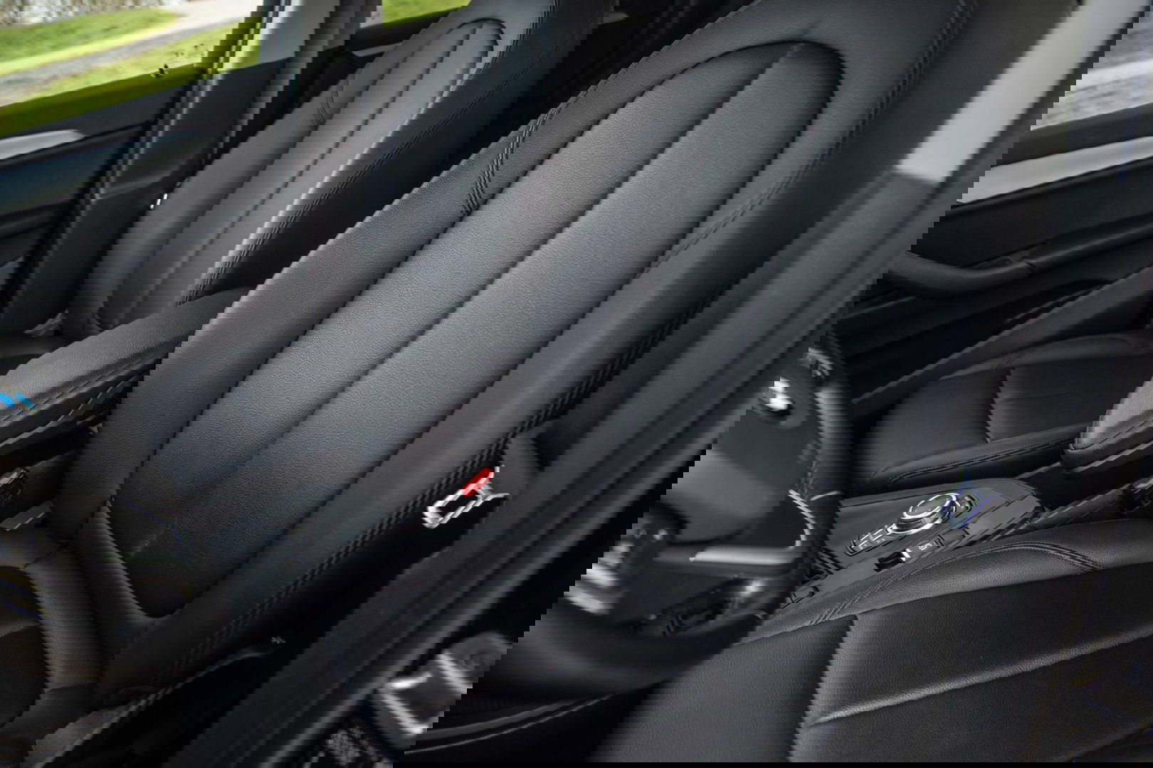 BMW X1 xDrive25e Executive BLACK LINE / CAMERA / CARPLAY / HEAD UP DISPLAY / LEDER / LED / CRUISE CONTROLE / STOELVERWARMING