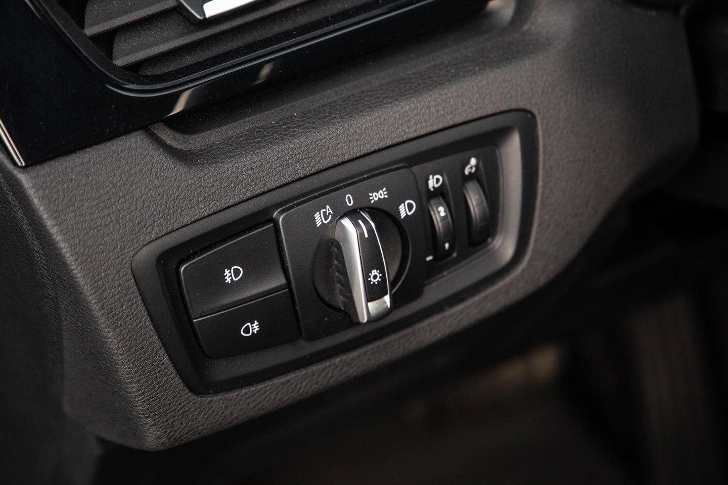 BMW X1 xDrive25e Executive BLACK LINE / CAMERA / CARPLAY / HEAD UP DISPLAY / LEDER / LED / CRUISE CONTROLE / STOELVERWARMING