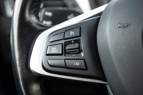 BMW X1 xDrive25e Executive BLACK LINE / CAMERA / CARPLAY / HEAD UP DISPLAY / LEDER / LED / CRUISE CONTROLE / STOELVERWARMING