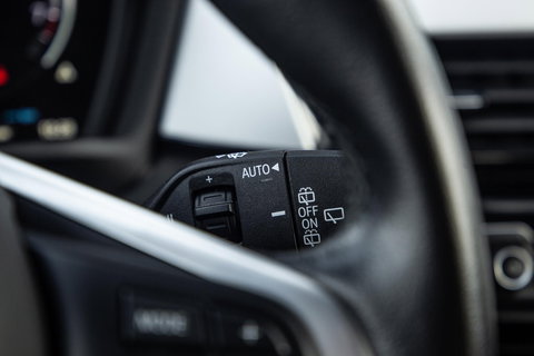 BMW X1 xDrive25e Executive BLACK LINE / CAMERA / CARPLAY / HEAD UP DISPLAY / LEDER / LED / CRUISE CONTROLE / STOELVERWARMING