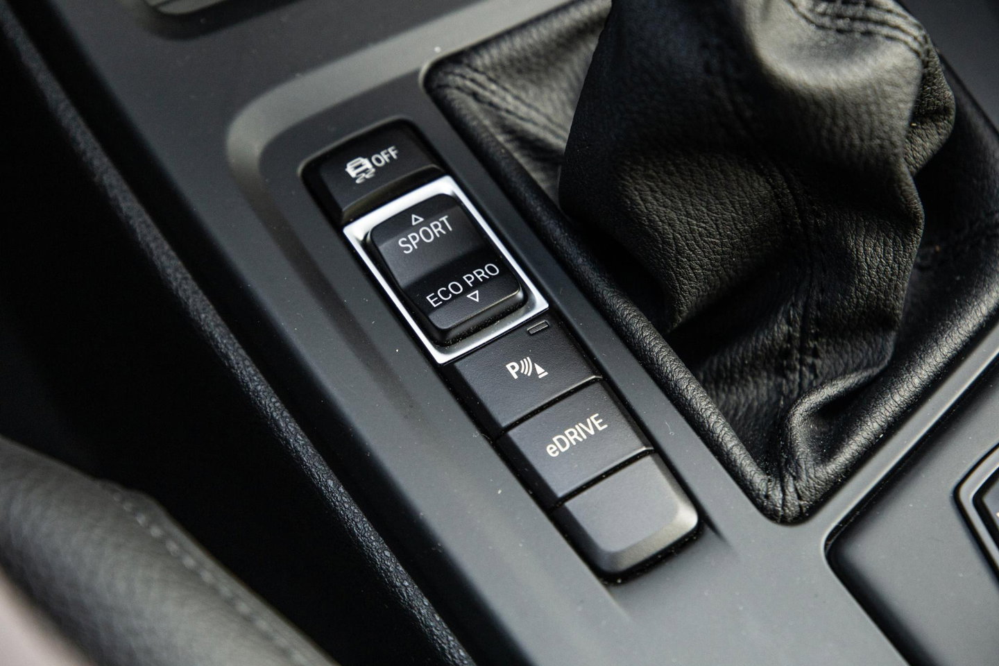 BMW X1 xDrive25e Executive BLACK LINE / CAMERA / CARPLAY / HEAD UP DISPLAY / LEDER / LED / CRUISE CONTROLE / STOELVERWARMING