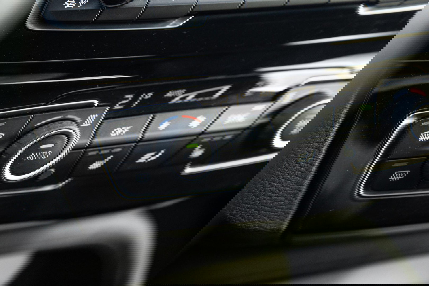 BMW X1 xDrive25e Executive BLACK LINE / CAMERA / CARPLAY / HEAD UP DISPLAY / LEDER / LED / CRUISE CONTROLE / STOELVERWARMING