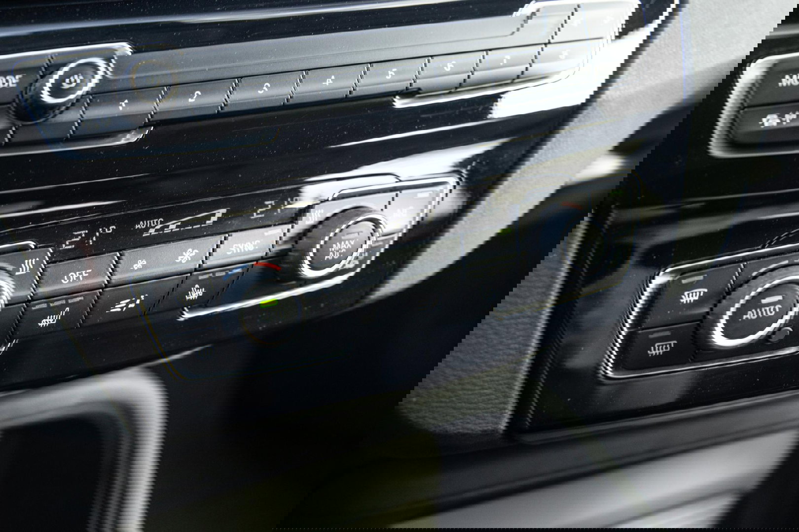 BMW X1 xDrive25e Executive BLACK LINE / CAMERA / CARPLAY / HEAD UP DISPLAY / LEDER / LED / CRUISE CONTROLE / STOELVERWARMING