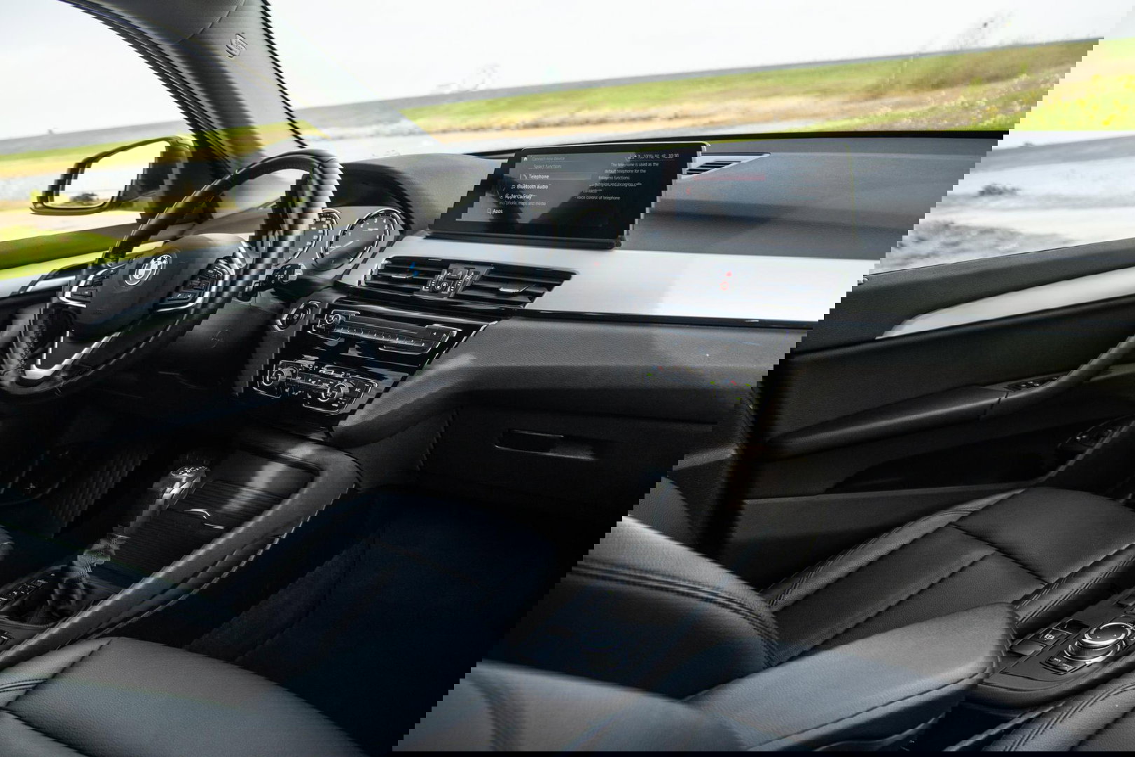 BMW X1 xDrive25e Executive BLACK LINE / CAMERA / CARPLAY / HEAD UP DISPLAY / LEDER / LED / CRUISE CONTROLE / STOELVERWARMING